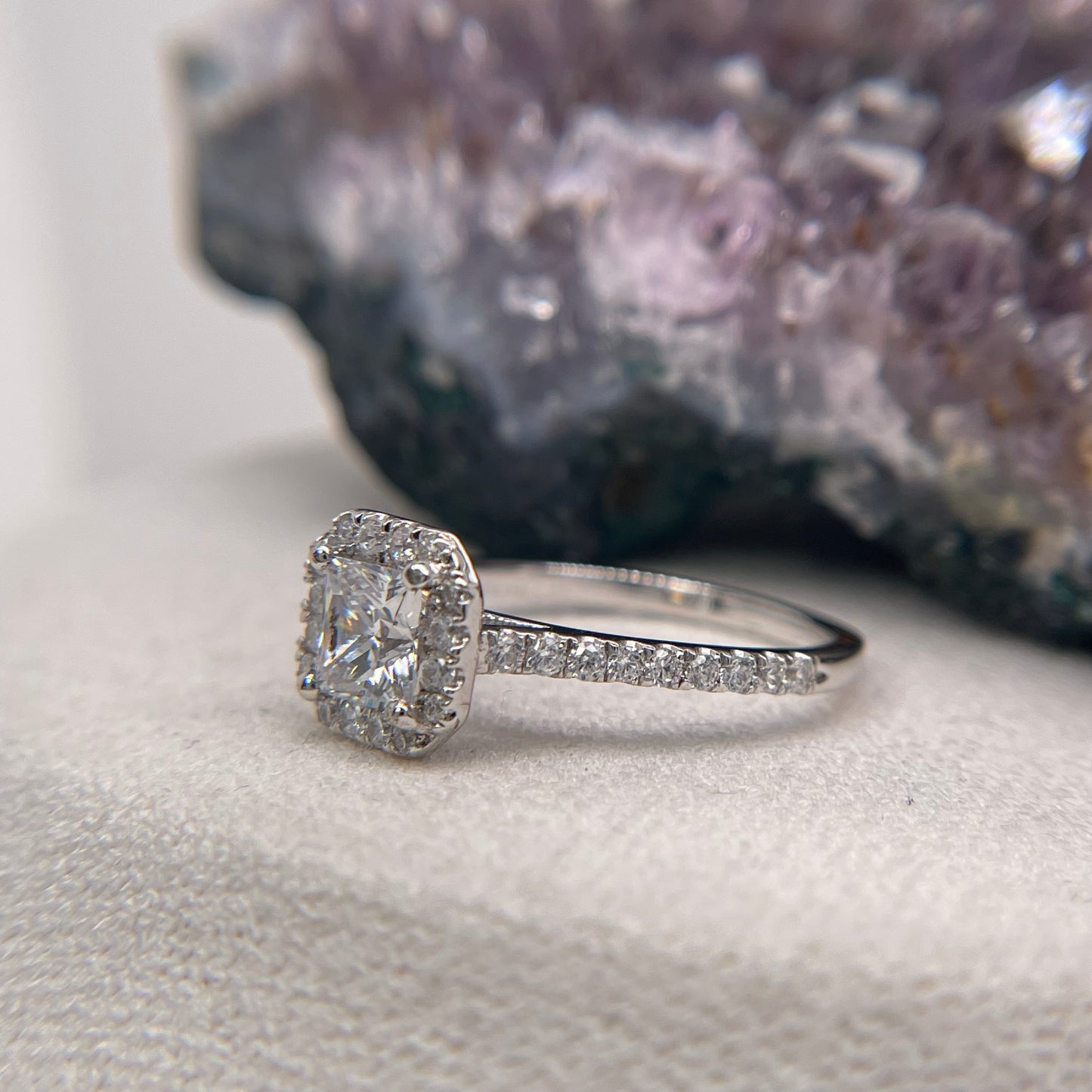 0.69 Carat Round Brilliant Lab Created / Naturel Diamond Engagement Ring
