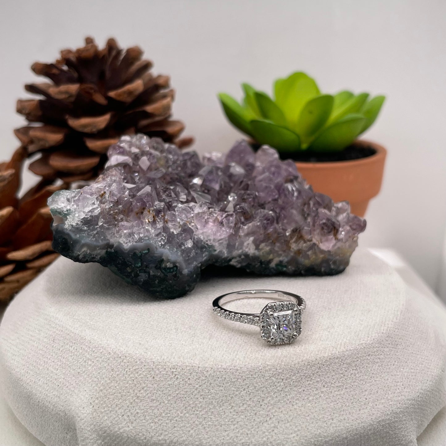 0.69 Carat Round Brilliant Lab Created / Naturel Diamond Engagement Ring