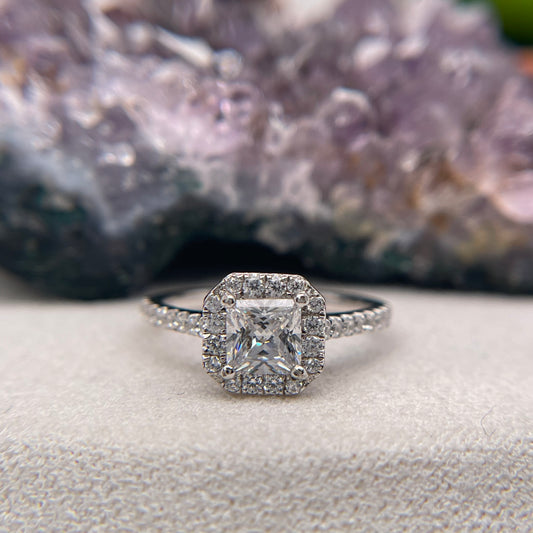 0.69 Carat Round Brilliant Lab Created / Naturel Diamond Engagement Ring