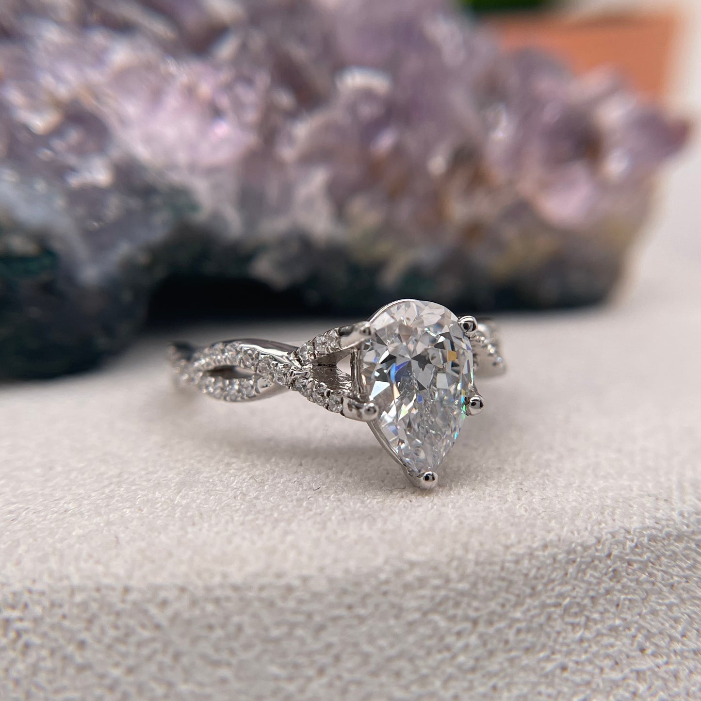 1.74 Carat Round Brilliant Lab Created / Naturel Diamond Engagement Ring