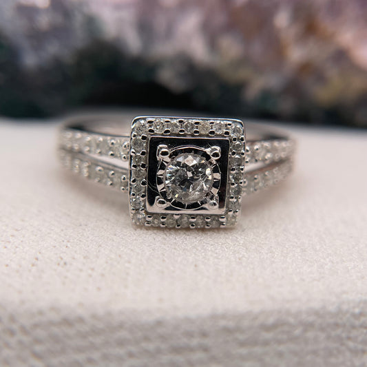 10K White Gold Ring with Diamond